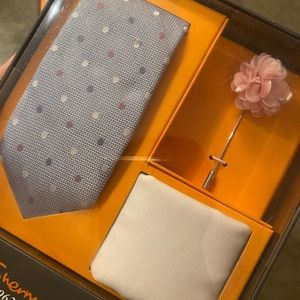Ben Sherman Tie, pocket square and lapel pin set.